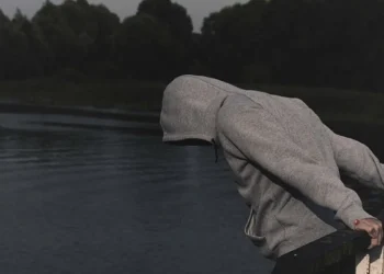 موقف بطولي لرجل أمن يحول دون انتحار شخص في إربد