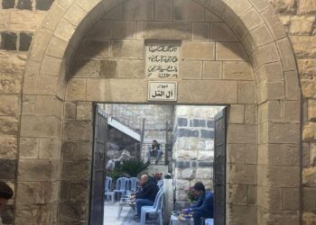أحد أرباب السوابق يقتحم ديوان آل التل ويسرق محتوياته