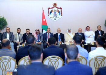 العيسوي يلتقي وفدًا من عشائر الدعجة في الديوان الملكي
