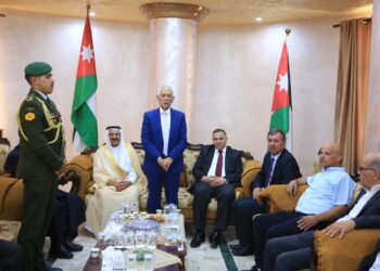 مندوبا عن الملك وولي العهد.. العيسوي عشائر آل عباسي
