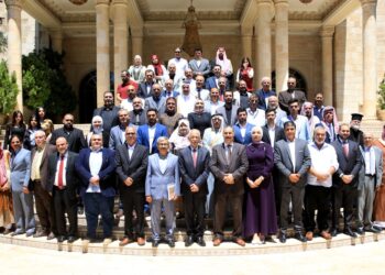العيسوي يلتقي فعاليات شعبية وطلبة جامعيين