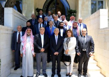 رئيس الديوان الملكي يلتقي وفدًا من أبناء محافظة الزرقاء