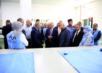 رئيس الديوان الملكي يتفقد مشاريع مبادرات ملكية في محافظة مأدبا