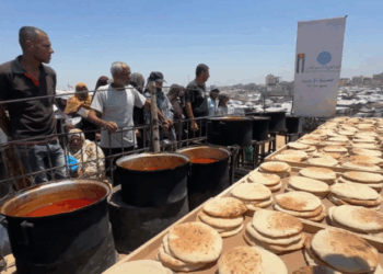 الحملة الأردنية توزّع وجبات طبيخ الباذنجان والخبز في مواصي خان يونس