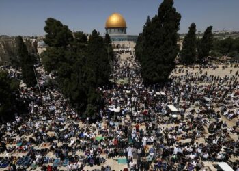 ‎50 ألفا يؤدون صلاة الجمعة في المسجد الأقصى