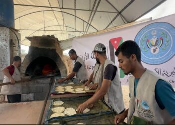 الحملة الأردنية توزّع الخبز الطازج على مئات العائلات في المواصي بخان يونس