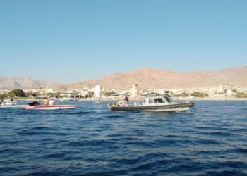 طواقم القوة البحرية والزوارق الملكية تنقذ مركبا سياحيا في العقبة