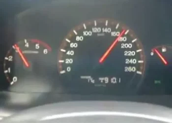 الأمن يضبط سائقا يقود مركبته بسرعة ضعف المقررة