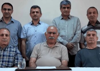 بأوّل ظهور مرئي منذ 26 عاماً.. أوجلان يُعلن نهاية الكفاح المسلّح ضد تركيا