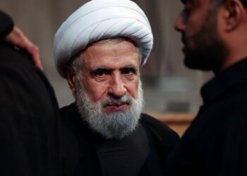 حزب الله يحذر : لن تكون هناك حياة في لبنان إذا واجهتنا الحكومة
