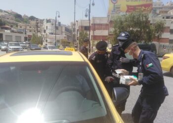 السير توزع كمامات على ركاب وسائقي المركبات العمومية