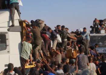 قاتل جديد في غزة.. انقلاب شاحنة مساعدات يودي بحياة 20 فلسطينيا