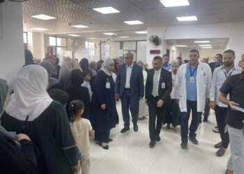 وزير الصحة يقوم بزيارة مفاجئة لمستشفى الأمير الحسين في البقعة