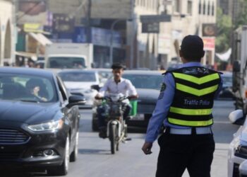 ضبط حدث يقود مركبة دون ترخيص وبرفقته 5 طلاب في عمّان