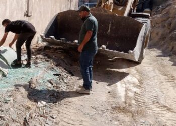 بلدية جرش الكبرى تزيل عمارة قديمة آيلة للسقوط