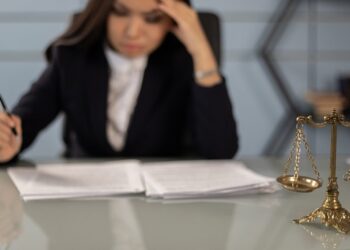 الإدارية العليا تصادق على قرار المحامين وقف محامية عن المزاولة