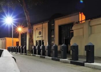 السفارة البريطانية في القاهرة تغلق مقرها الرئيسي بعد إزالة الحواجز الأمنية