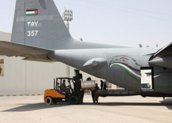 الأردن يواصل إيصال المساعدات إلى غزة عبر إنزالات جوية جديدة
