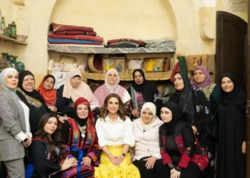 الملكة رانيا العبدالله تزور السلط وتتجول في ساحة العين