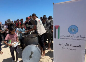 الحملة الأردنية توزع وجبات غذائية في مخيم الفجر 3 غرب خان يونس