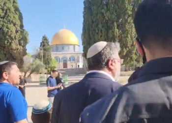 بن غفير يؤدي طقوسا تلمودية مع مستوطنين داخل باحات المسجد الأقصى