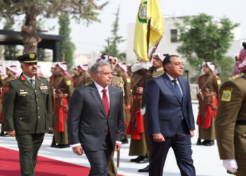 حسان يستقبل نظيره المصري في دار رئاسة الوزراء