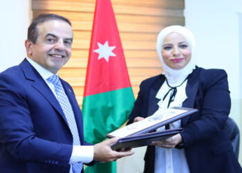 اتفاقية توفر إمكانية توصيل جواز السفر الإلكتروني عبر البريد الأردني