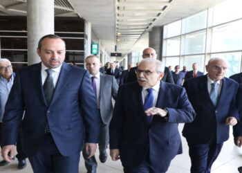 رئيس الوزراء اللبناني يصل إلى الأردن برفقة وزيري الدفاع والخارجية
