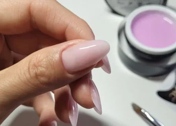 حظر مادة جل الأظافر في أوروبا