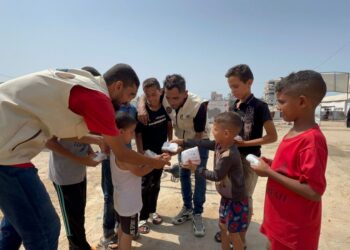 الخيرية الهاشمية تواصل تقديم الوجبات الغذائية في غزة