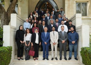 العيسوي يلتقي متقاعدين عسكريين ووفدًا قانونيًا