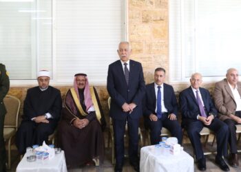 مندوبا عن الملك وولي العهد.. العيسوي يعزي عشيرة ابو حمور
