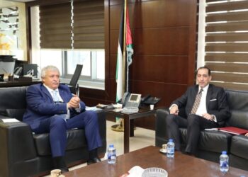 وزير النقل يؤكد الحرص على تذليل العقبات أمام انسياب البضائع والشاحنات مع سوريا