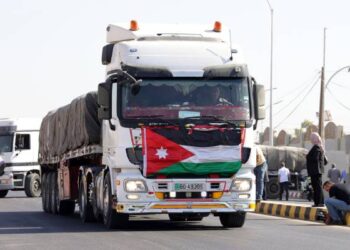الحكومة تدين اعتداءات المستوطنين على شاحنات المساعدات الأردنية المتجهة لغزة