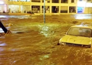 أمطار غزيرة على مدينة سعودية تتسبب في إغلاق شوارع واحتجاز مركبات