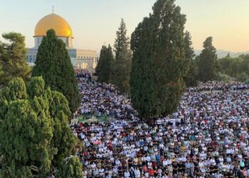 45 ألفا يؤدون صلاة الجمعة في المسجد الأقصى