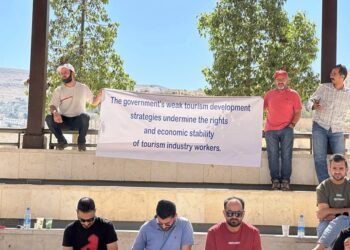 أدلاء السياحة ينظمون وقفة احتجاجية في ساحة مركز زوار البترا