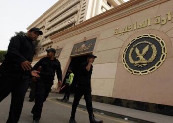 فيديو مخل لـ ضابطي شرطة يثير جدلاً بمصر
