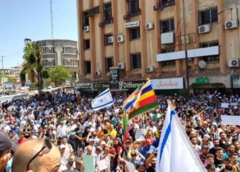 أعلام درزية وإسرائيلية في مظاهرة بالسويداء تدعو إلى تقرير المصير