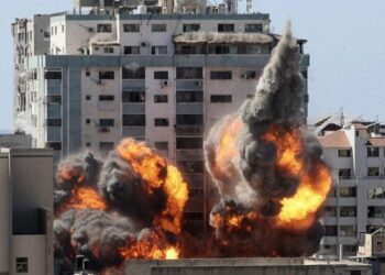 شهداء بقصف مدرسة وخيمة للنازحين بغزة والاحتلال يُصعّد من نسف الأبراج