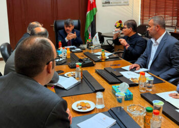 وفد فلسطيني يطلع على تجربة  “الاستهلاكية المدنية”