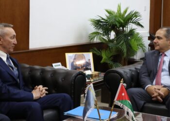 وزير الاستثمار يبحث مع السفير الكازاخستاني سبل تعزيز التعاون الاقتصادي