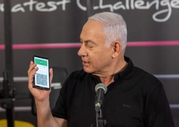 نتنياهو: من لديه هاتف محمول يحمل قطعة من إسرائيل بين يديه