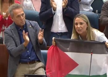 نائبة إسبانية ترفع علم فلسطين بغضب داخل برلمان مدريد وتفسر ألوانه