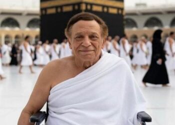 عادل إمام يُثير التفاعل بصورة جديدة من أمام الكعبة