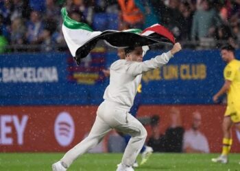 علم فلسطين يزين مباراة برشلونة وخيتافي في الليغا