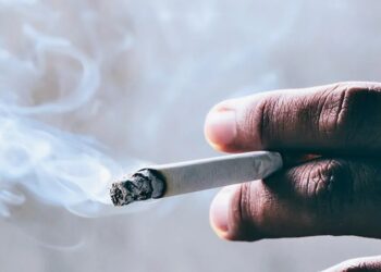 سيجارة تطيح بنائب وزير الداخلية الألباني