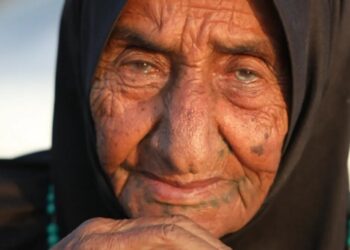 عاشت نكبتين ونكسة.. فلسطينية عمرها قرن تنزح قسراً إلى جنوب غزة