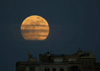 سماء المملكة على موعد مع خسوف كلي نادر للقمر