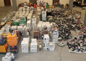 الجمارك تضبط 13100 كروز دخان وسجائر إلكترونية ومعسل